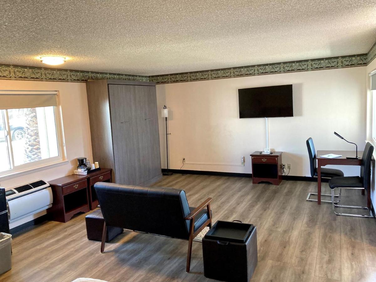 | Coast Riders Inn