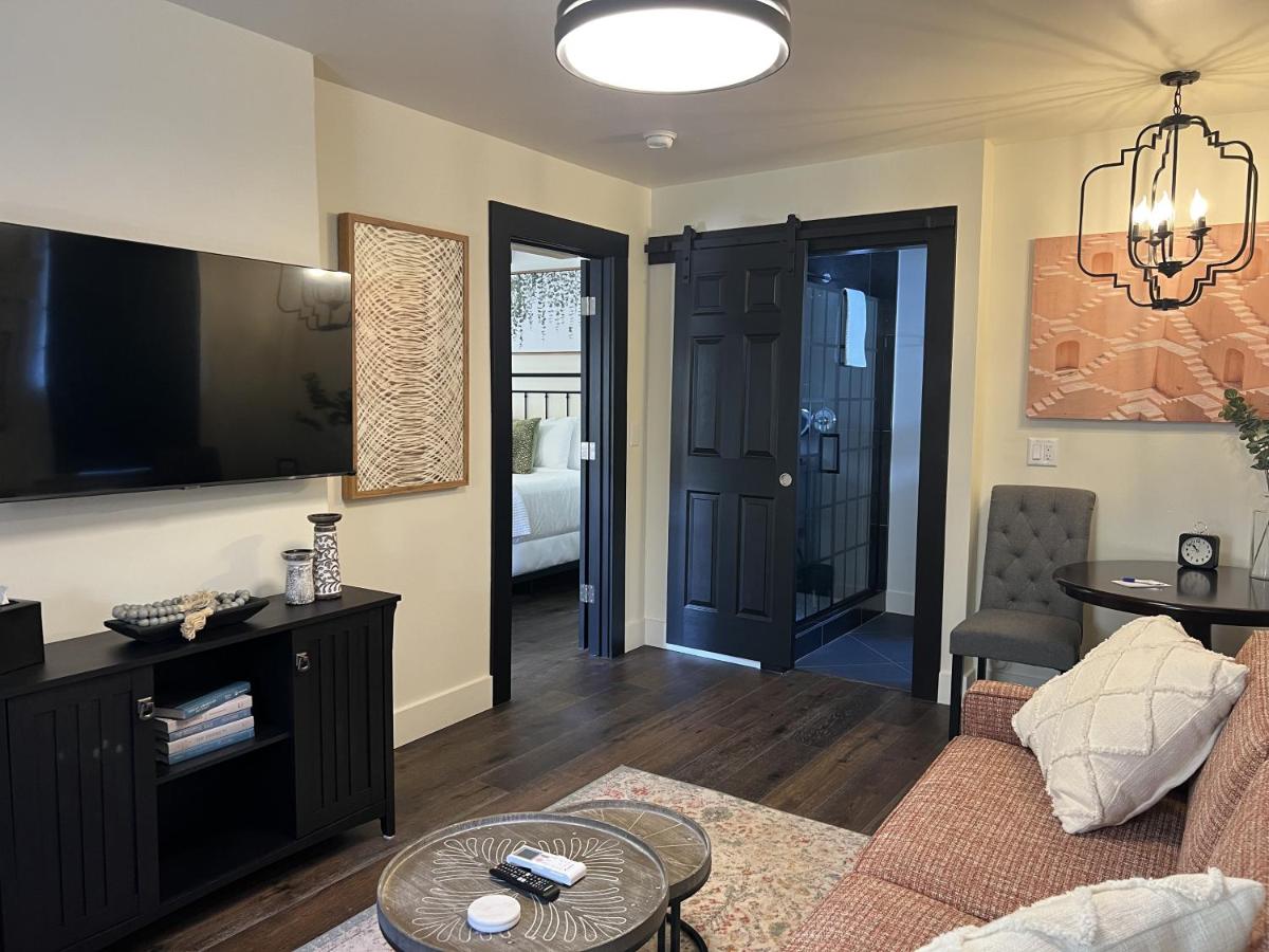 Deluxe King Suite at Bespoke Inn Flagstaff