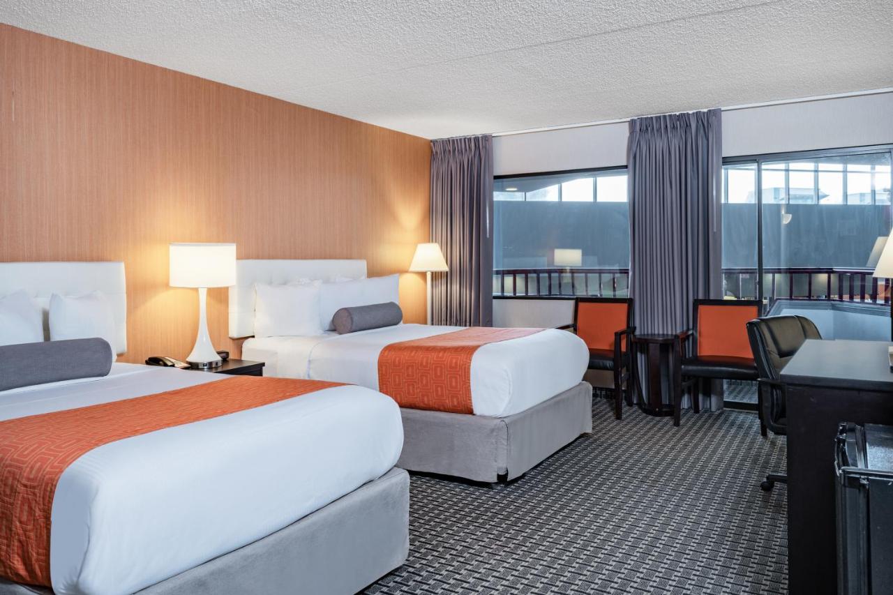 Double Room with Two Double Beds and Pool View - Non-Smoking at Howard Johnson by Wyndham Lima