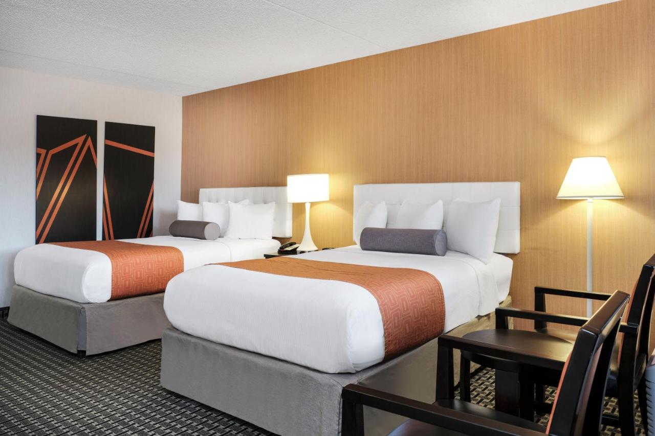Double Room with Two Double Beds and Pool View - Non-Smoking at Howard Johnson by Wyndham Lima