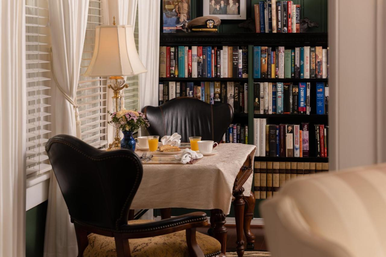  | A Williamsburg White House Inn