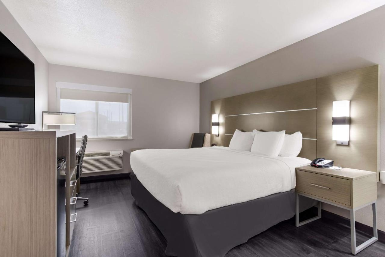 King Room with Walk-In Shower - Mobility Access at Best Western Grants Inn
