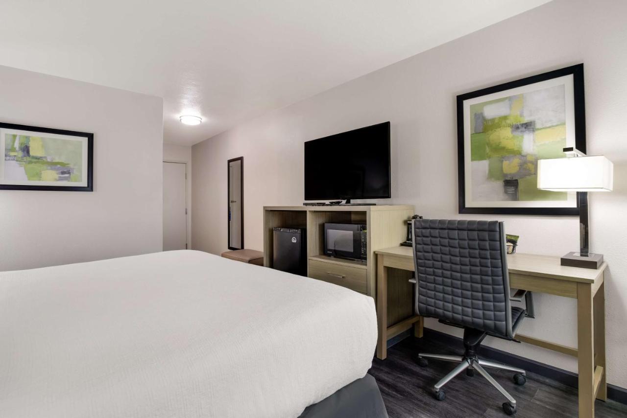 King Room with Walk-In Shower - Mobility Access at Best Western Grants Inn