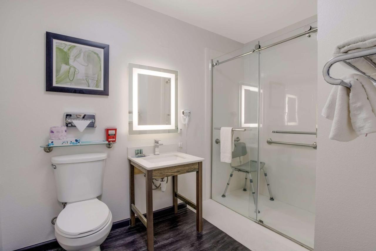 King Room with Walk-In Shower - Mobility Access at Best Western Grants Inn