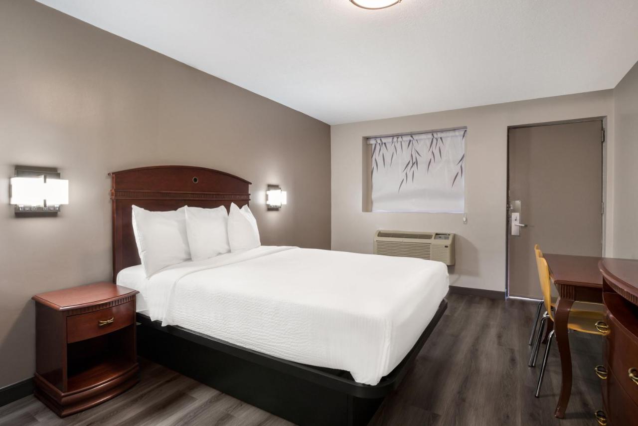| RED CARPET INN EDISON