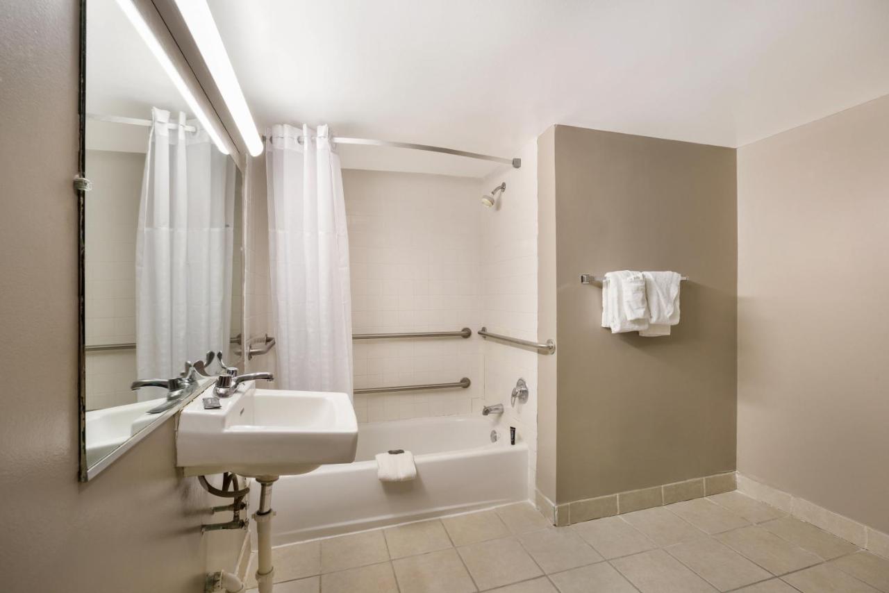 | RED CARPET INN EDISON