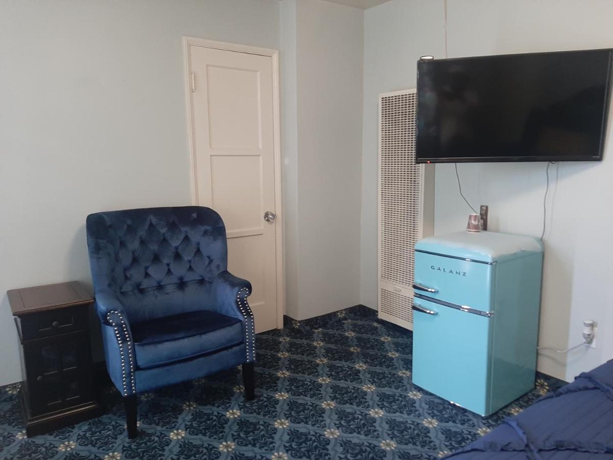 Deluxe Double Room at Harry's Man Cave: The New Star Motel Experience