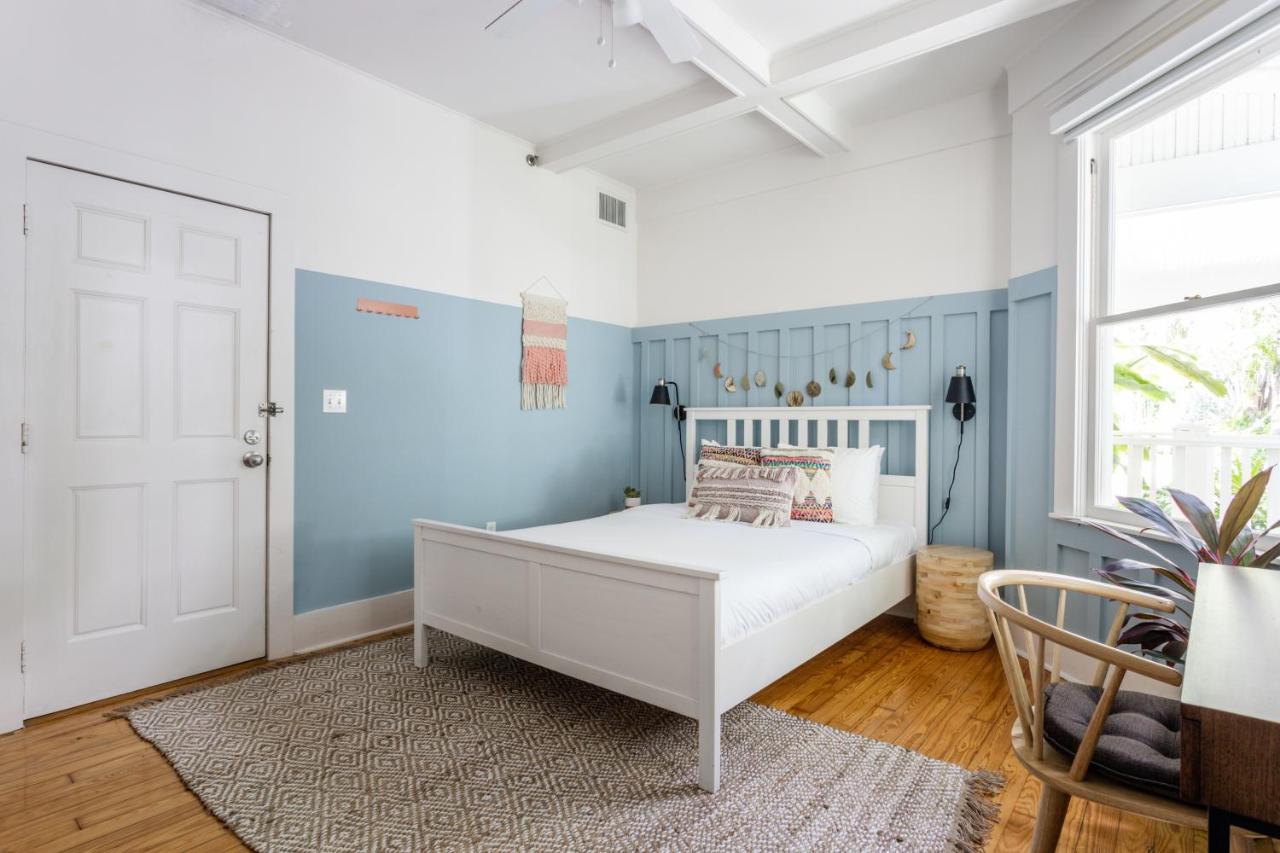 Standard Queen Room at Miami River Inn By Renzzi