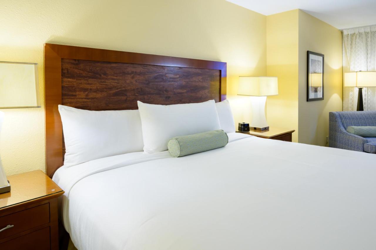 Traditional King Room at Airtel Plaza Hotel