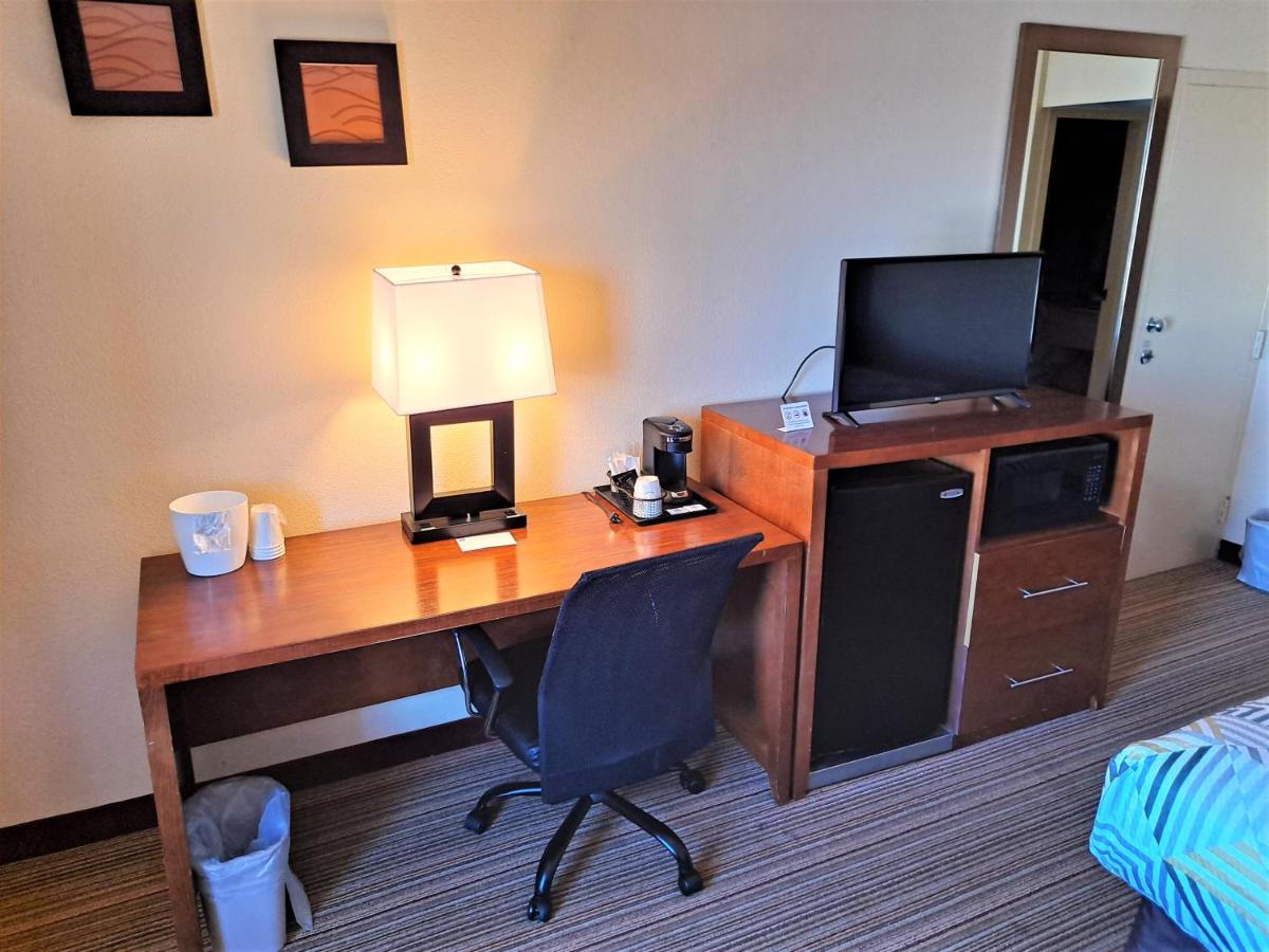 Deluxe King Room - Non-Smoking at Studio 6 Suites Catonsville, Md – Baltimore West