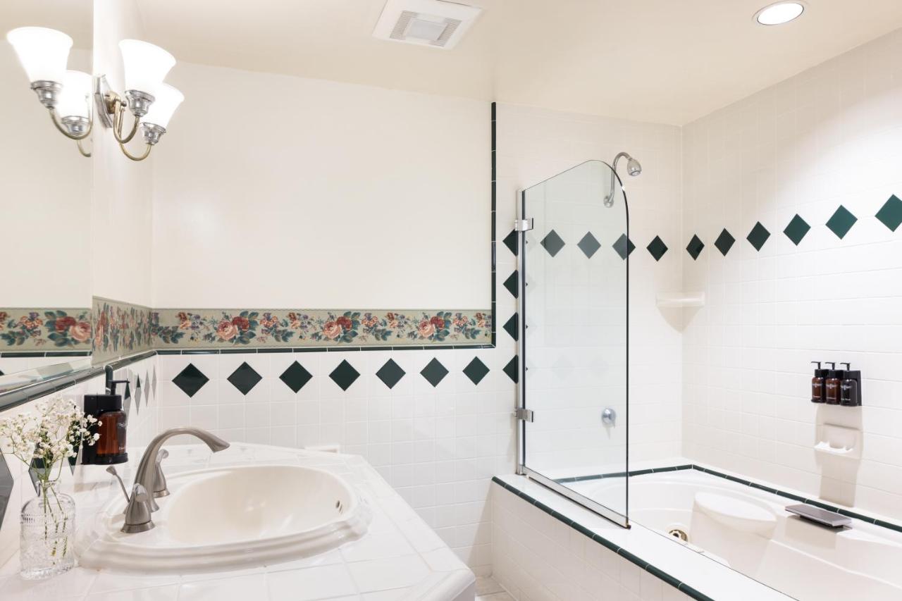 Queen Suite with Spa Bath at Centrella Hotel, A Kirkwood Collection Hotel