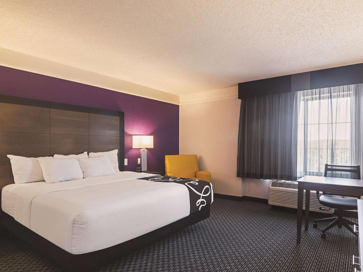 King Room with Roll-In Shower - Mobility Access/Non-Smoking at La Quinta Inn & Suites by Wyndham Oklahoma City - NW Expwy