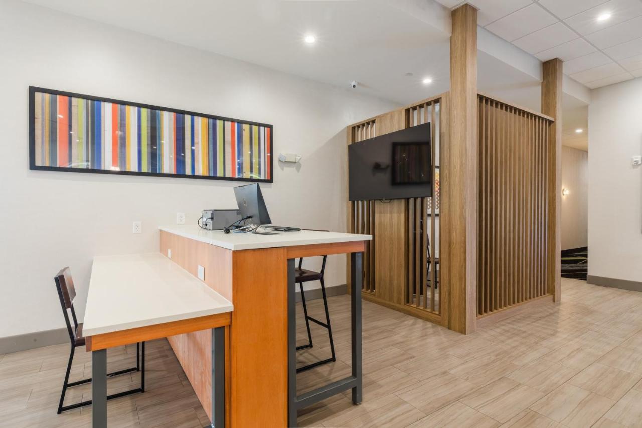 | Holiday Inn Express & Suites - Columbia Downtown, SC - The Vista