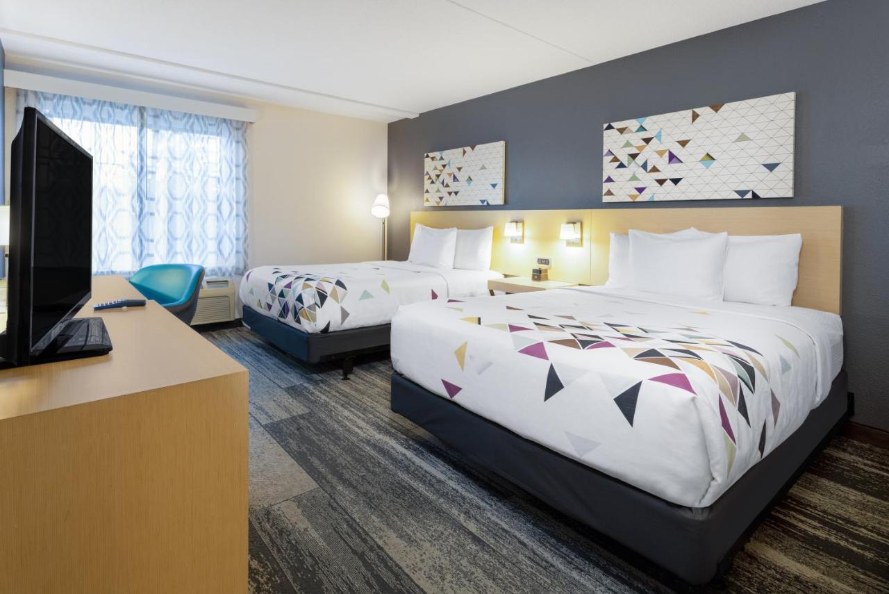 Queen Room with Two Queen Beds - Mobility Access at Baymont by Wyndham White Plains - Elmsford