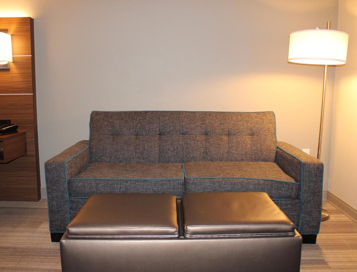 Single King at Simple Suites Boise Airport