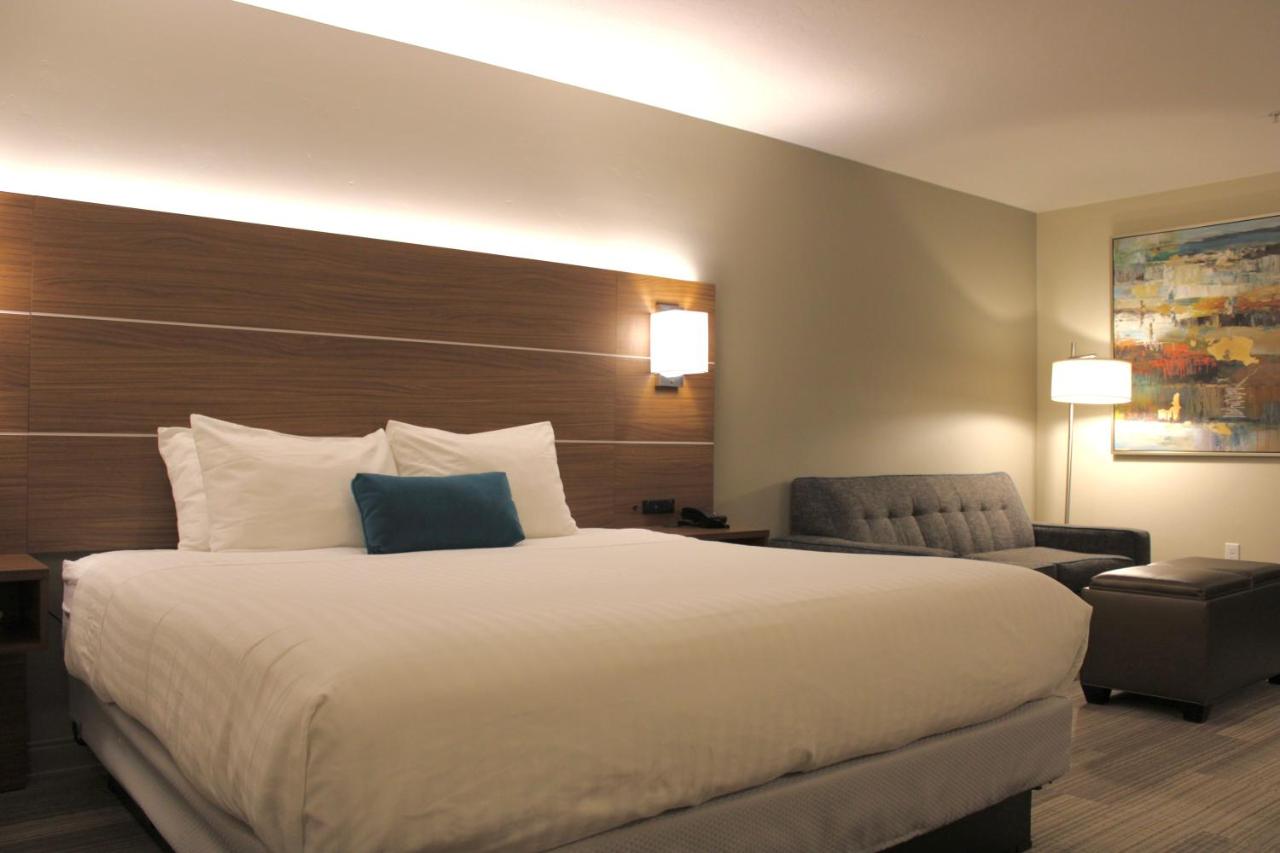Single King at Simple Suites Boise Airport