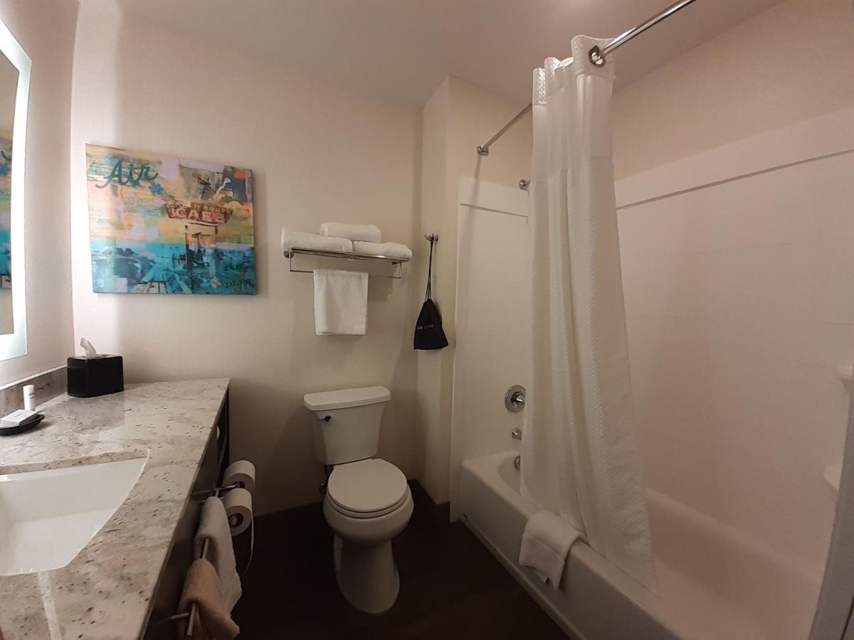 Single King at Simple Suites Boise Airport