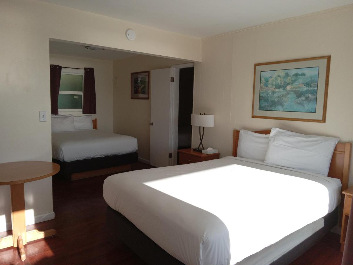| Blue Coast Inn & Suites