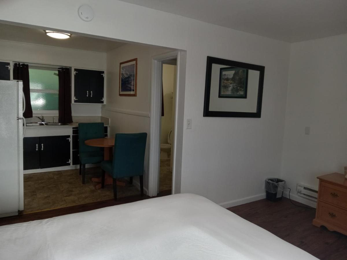| Blue Coast Inn & Suites