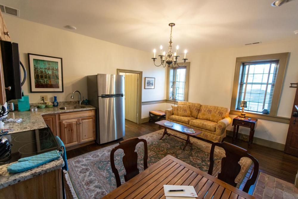 | Thomas Rose Inn