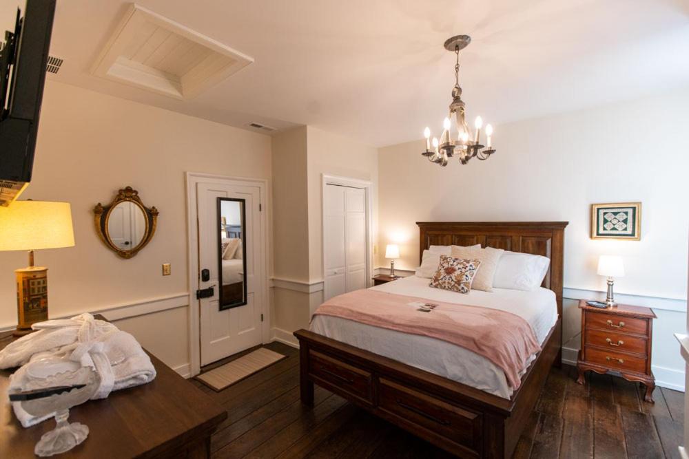 | Thomas Rose Inn