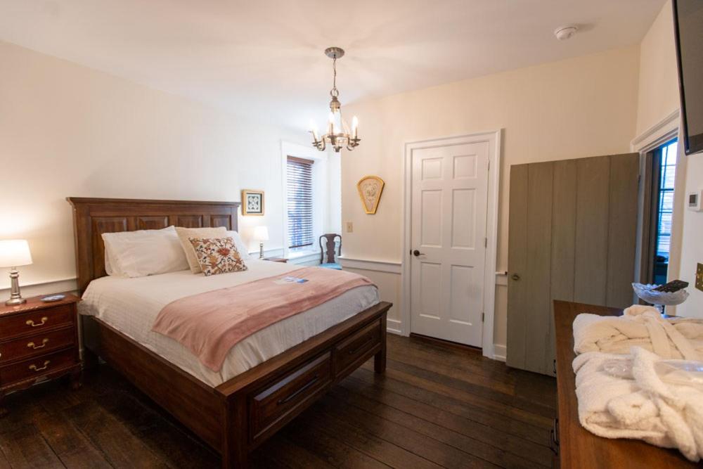 | Thomas Rose Inn