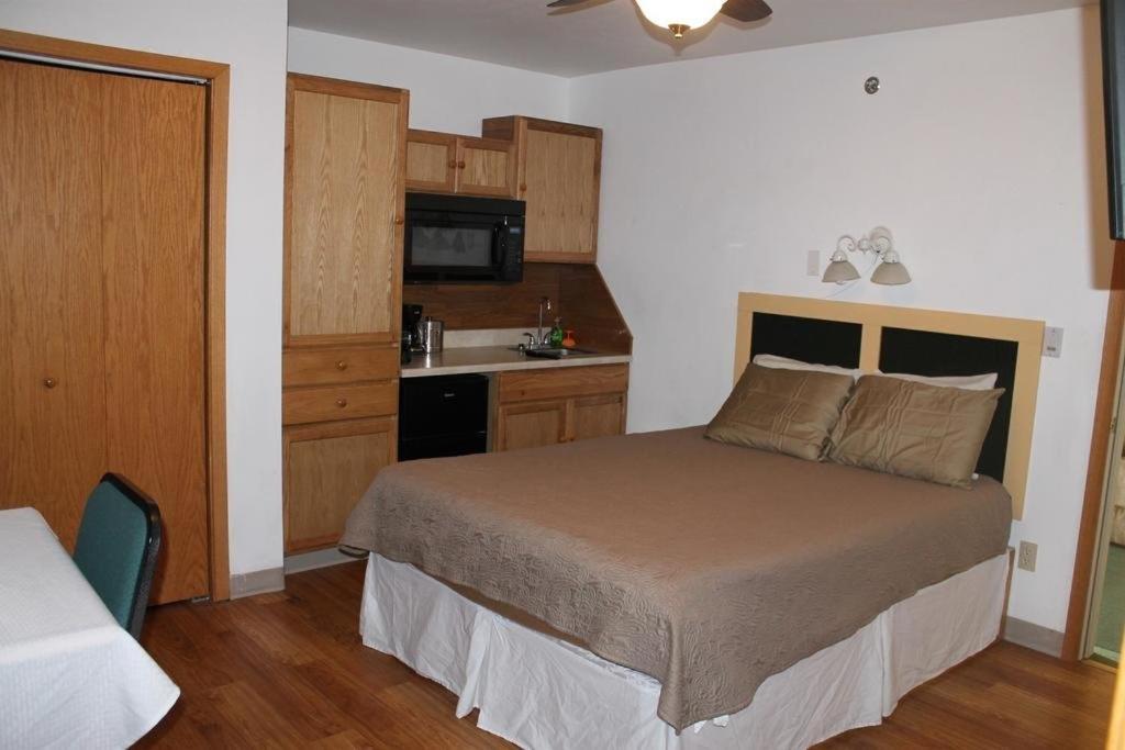 | Country Inn Hotel