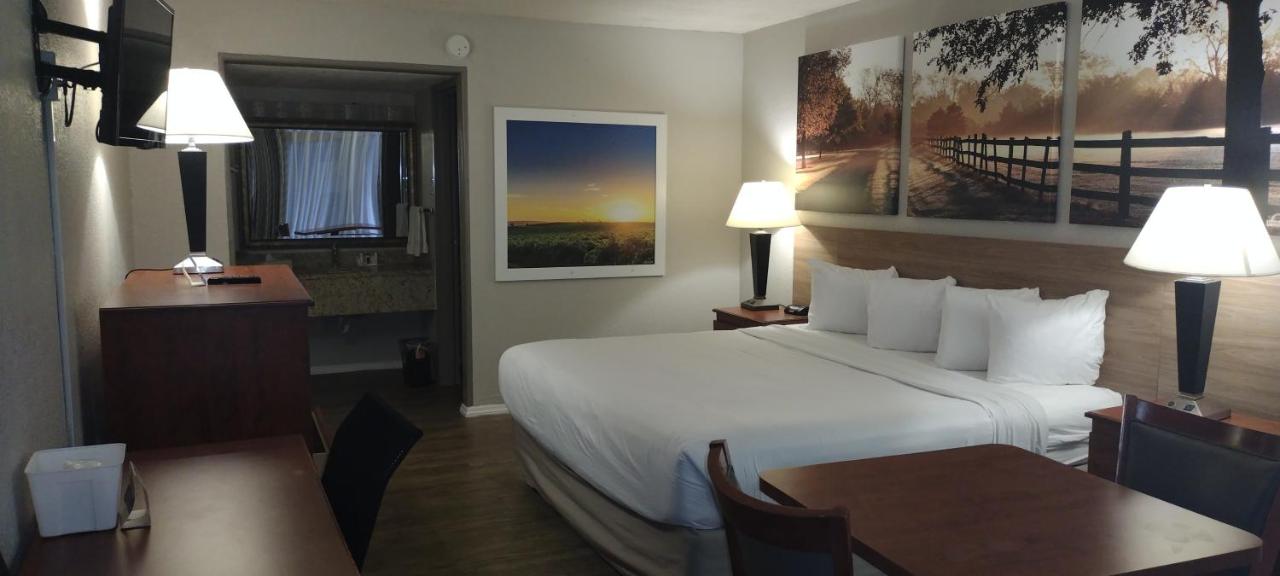 King Room - Non-Smoking at Days Inn by Wyndham Wildwood I-75