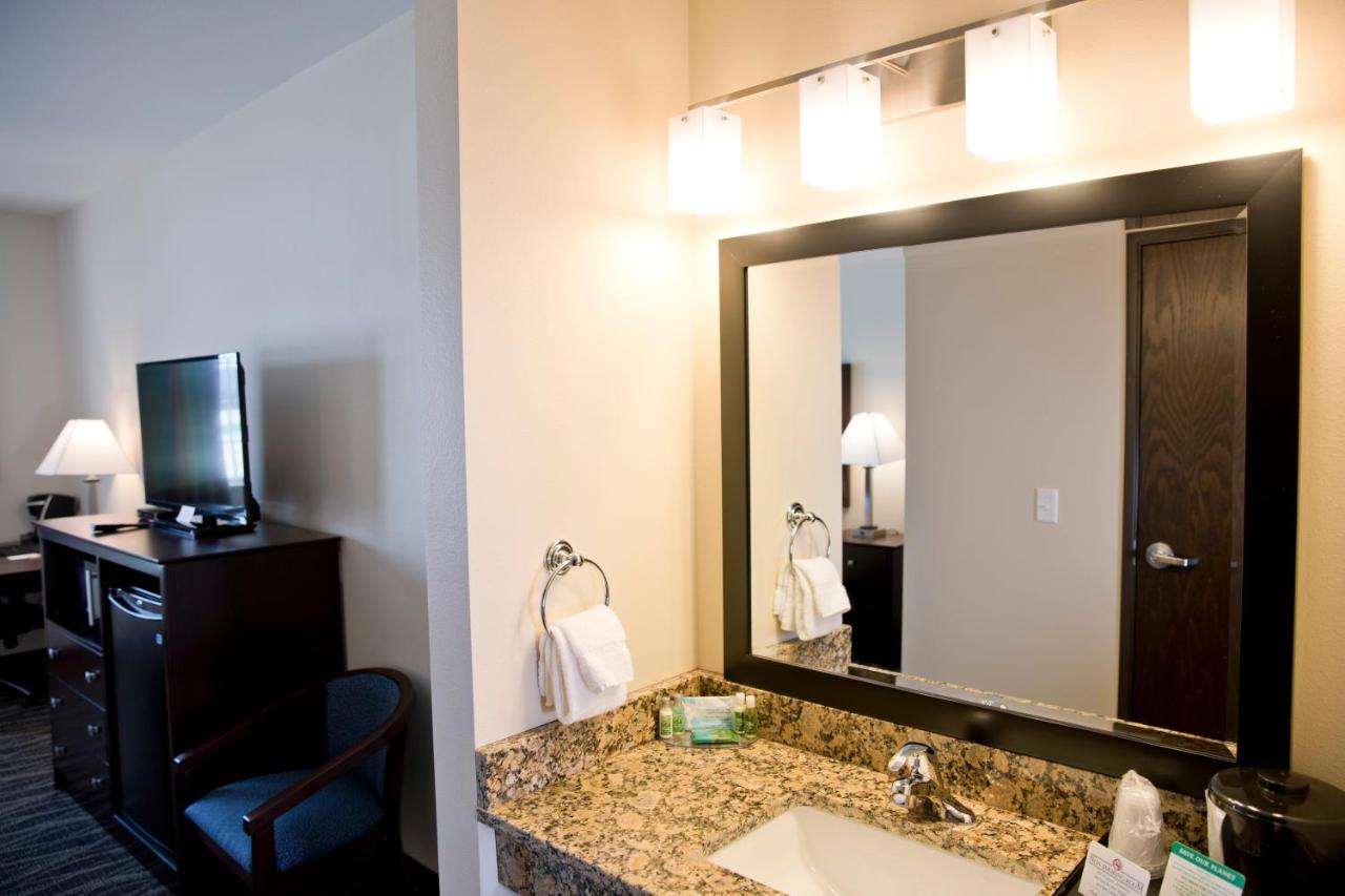 King Room with Roll-In Shower - Disability Access at Cobblestone Inn & Suites - Clarinda