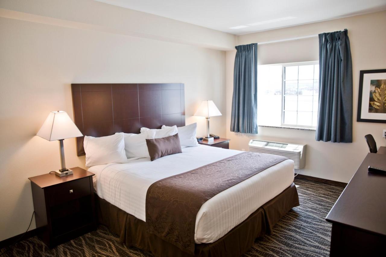 King Room with Roll-In Shower - Disability Access at Cobblestone Inn & Suites - Clarinda