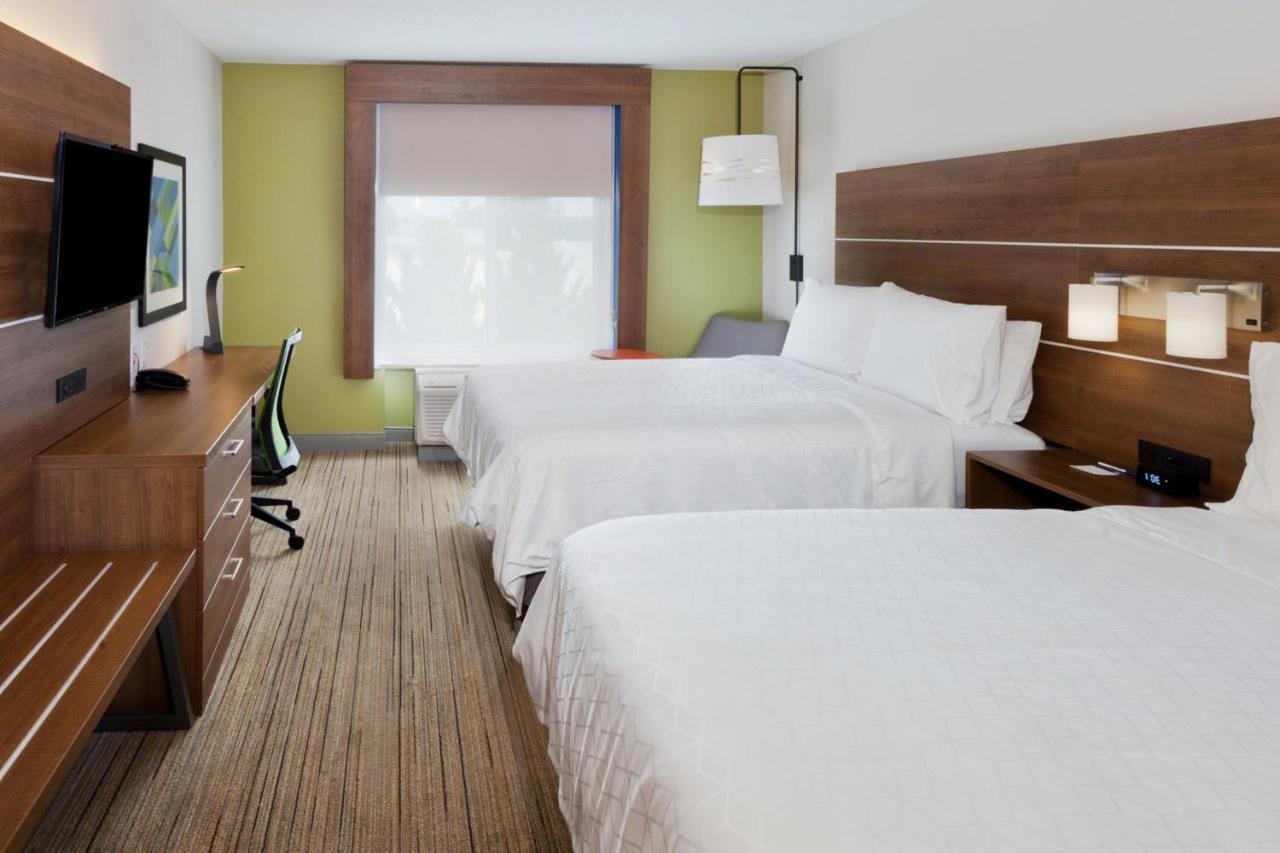 Queen Room with Two Queen Beds at HOLIDAY INN EXPRESS & SUITES REIDSVILLE by IHG