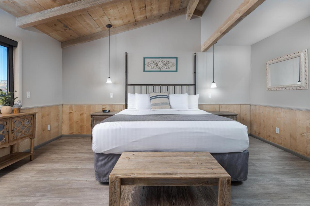 | Sky Ranch Lodge