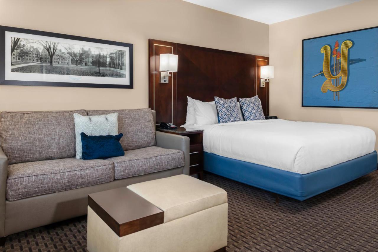 King Room with Sofa Bed at New Haven Hotel