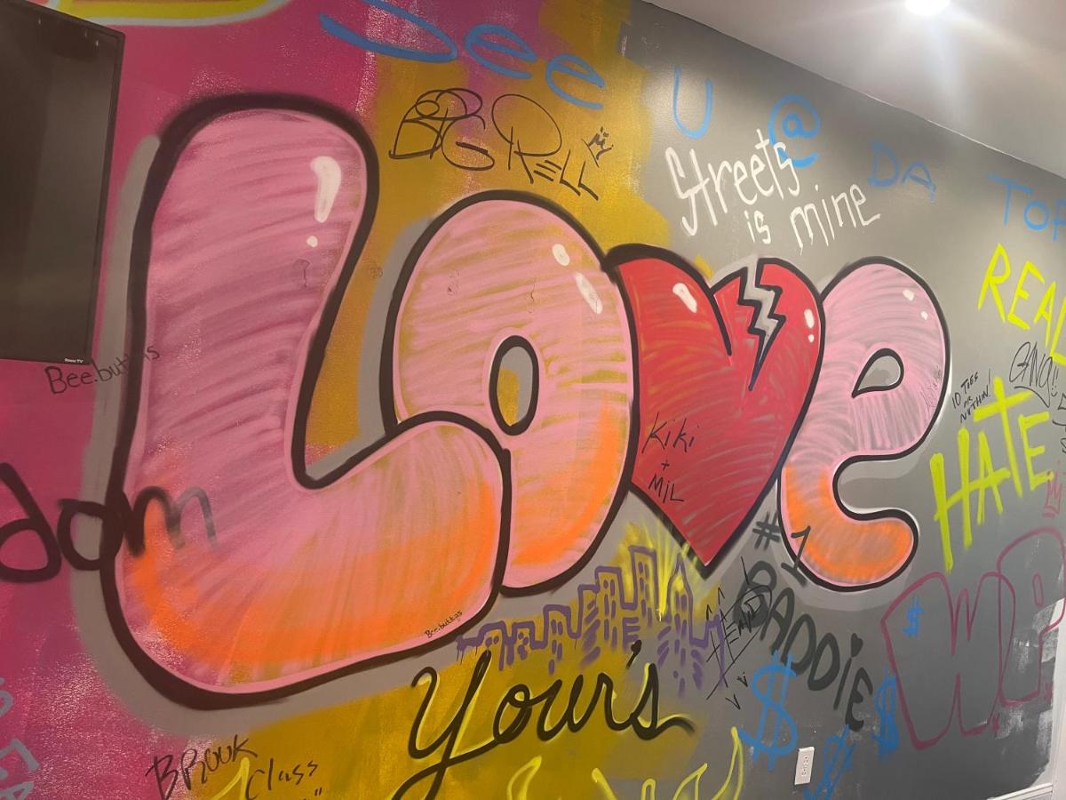 | Art Deco Graffiti Suite