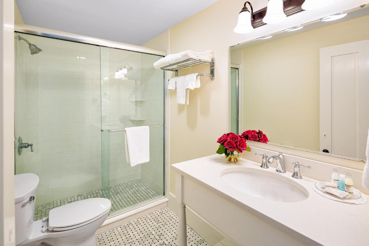 Deluxe King Room at East Wind Inn on the Water