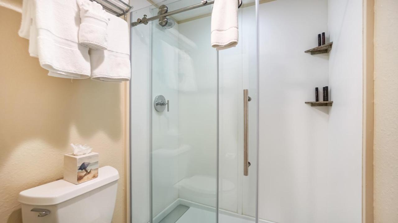Deluxe King Room Ocean View at Glunz Ocean Beach Hotel & Resort