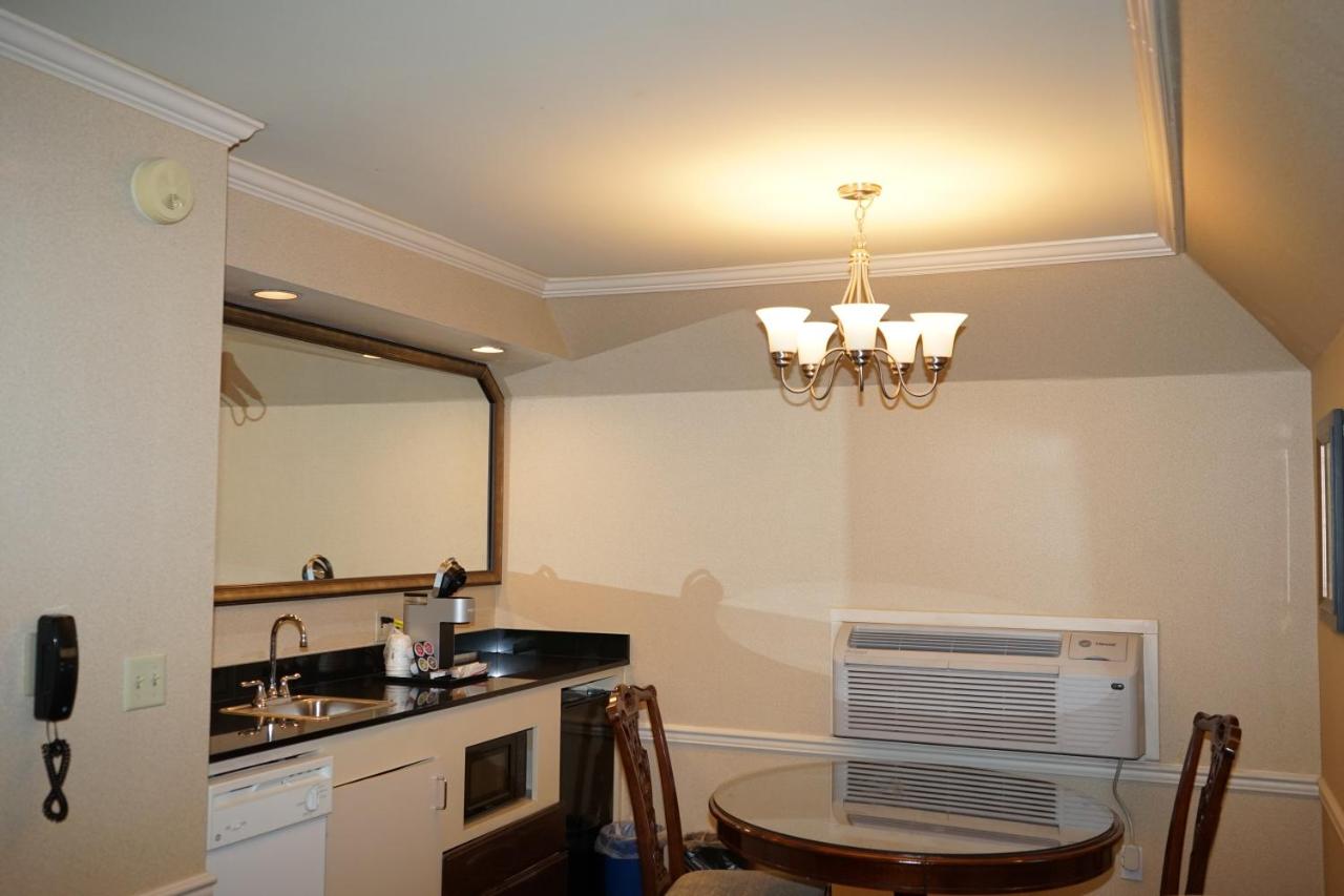 Deluxe King Studio Suite - Non-Smoking at Wingate by Wyndham Bellingham Heritage Inn