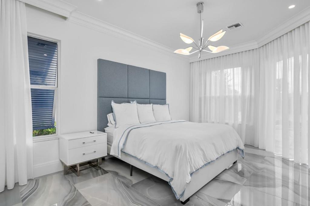  | The White House--Luxurious Lakefront Spanish Villa-4BR with pool, golf courses, 15 mins to beach