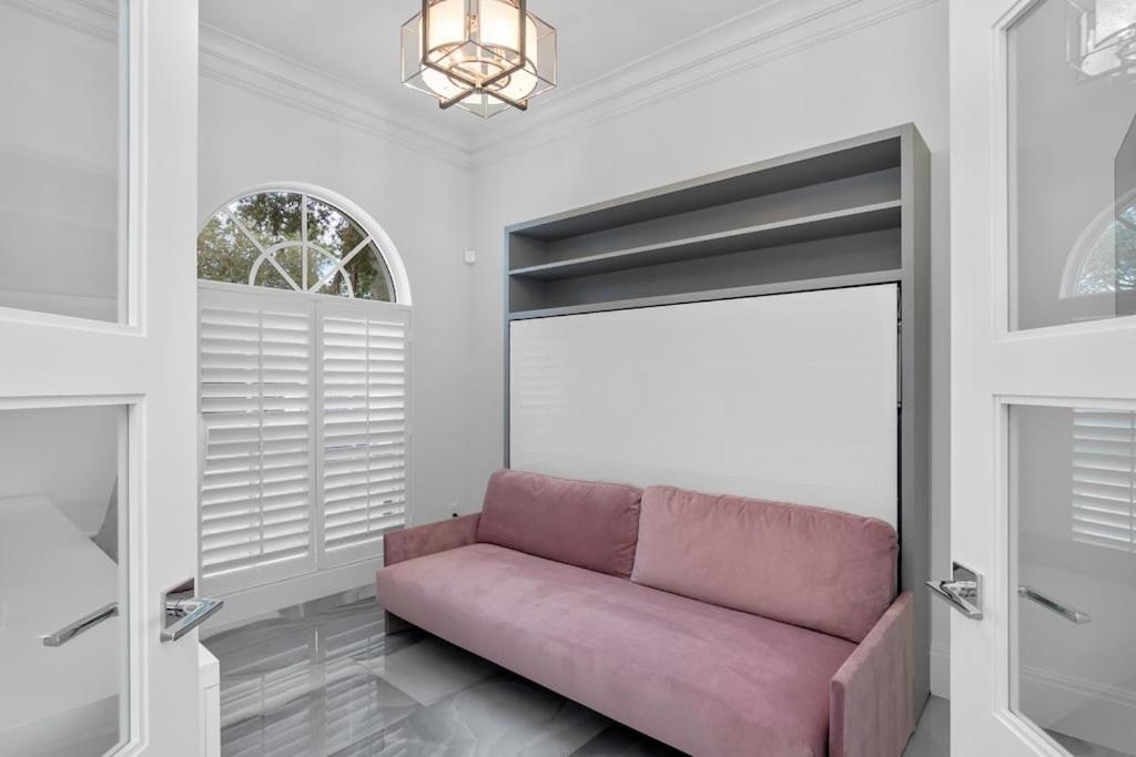  | The White House--Luxurious Lakefront Spanish Villa-4BR with pool, golf courses, 15 mins to beach