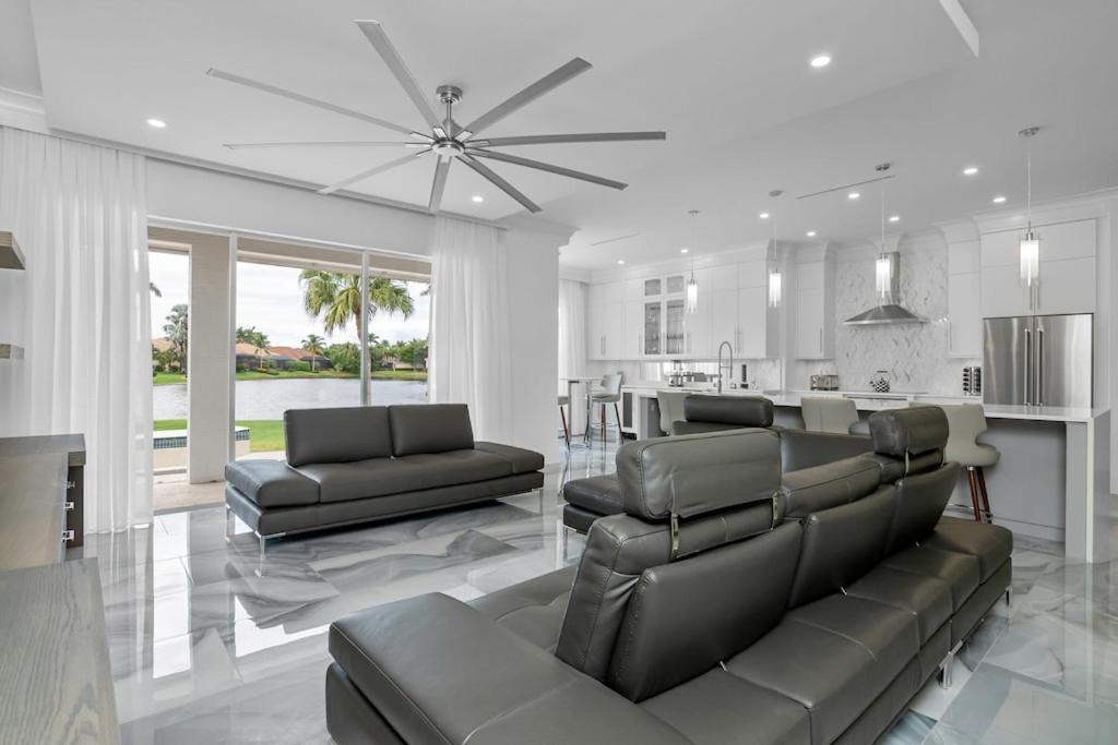  | The White House--Luxurious Lakefront Spanish Villa-4BR with pool, golf courses, 15 mins to beach