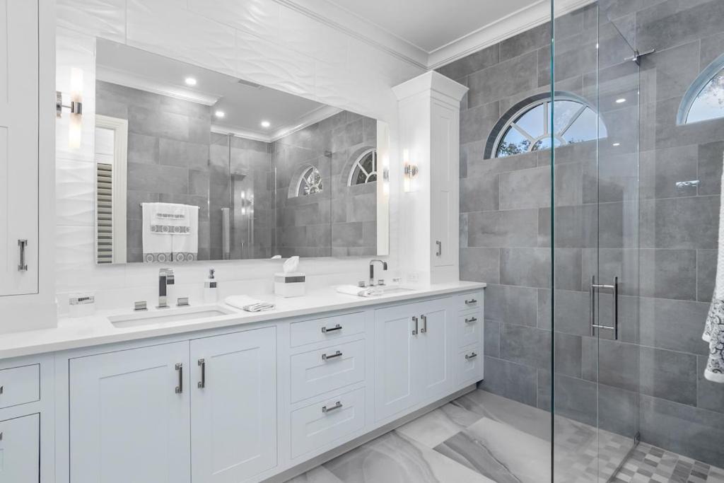  | The White House--Luxurious Lakefront Spanish Villa-4BR with pool, golf courses, 15 mins to beach