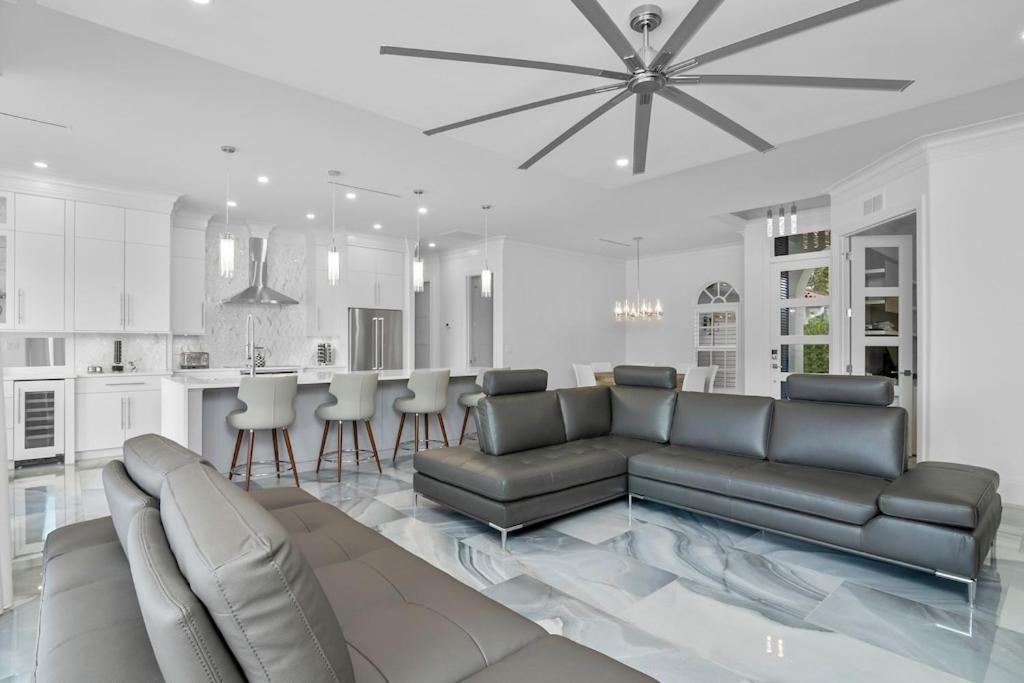  | The White House--Luxurious Lakefront Spanish Villa-4BR with pool, golf courses, 15 mins to beach
