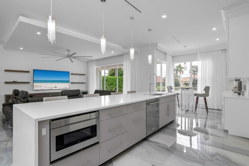  | The White House--Luxurious Lakefront Spanish Villa-4BR with pool, golf courses, 15 mins to beach