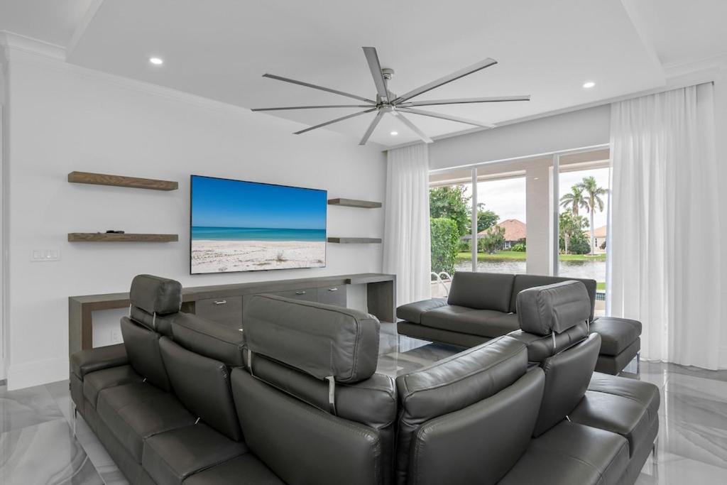  | The White House--Luxurious Lakefront Spanish Villa-4BR with pool, golf courses, 15 mins to beach