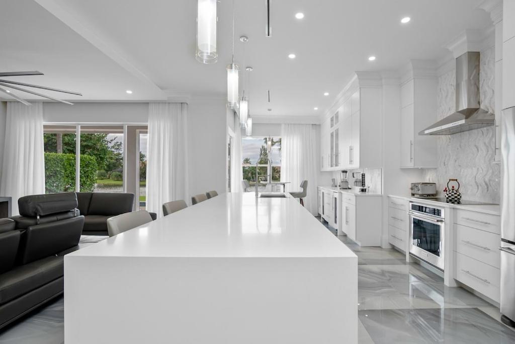  | The White House--Luxurious Lakefront Spanish Villa-4BR with pool, golf courses, 15 mins to beach