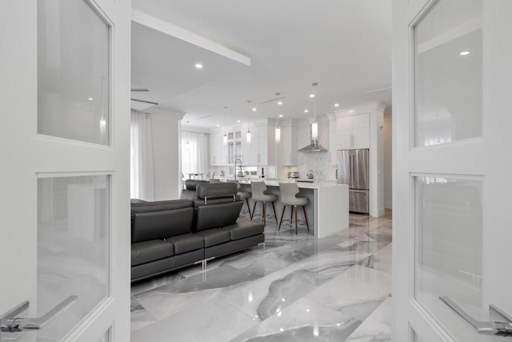  | The White House--Luxurious Lakefront Spanish Villa-4BR with pool, golf courses, 15 mins to beach