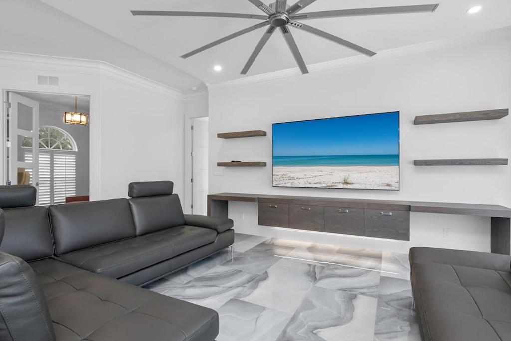  | The White House--Luxurious Lakefront Spanish Villa-4BR with pool, golf courses, 15 mins to beach
