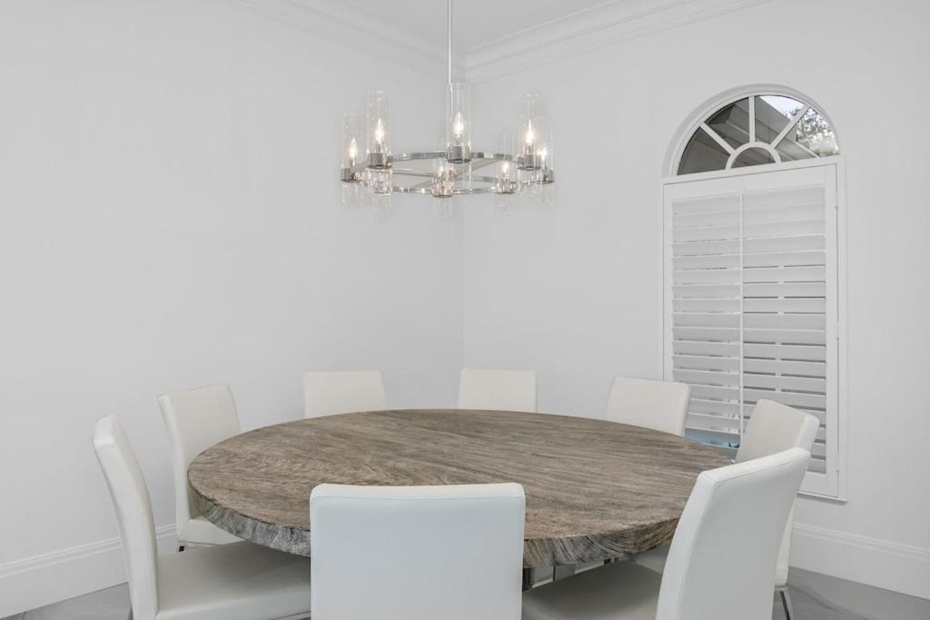  | The White House--Luxurious Lakefront Spanish Villa-4BR with pool, golf courses, 15 mins to beach