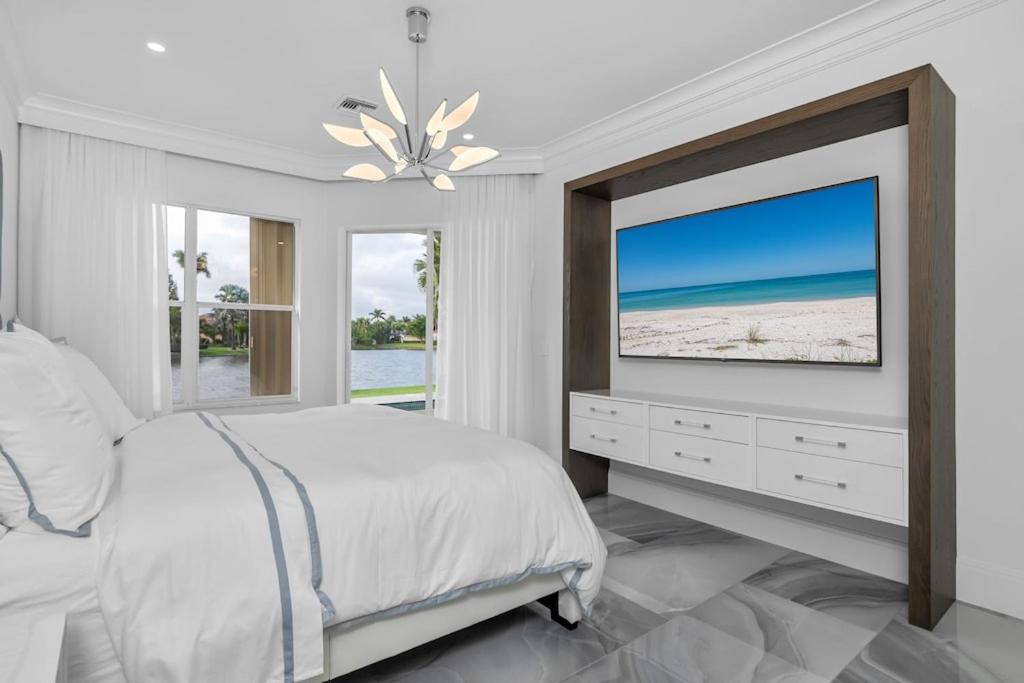  | The White House--Luxurious Lakefront Spanish Villa-4BR with pool, golf courses, 15 mins to beach