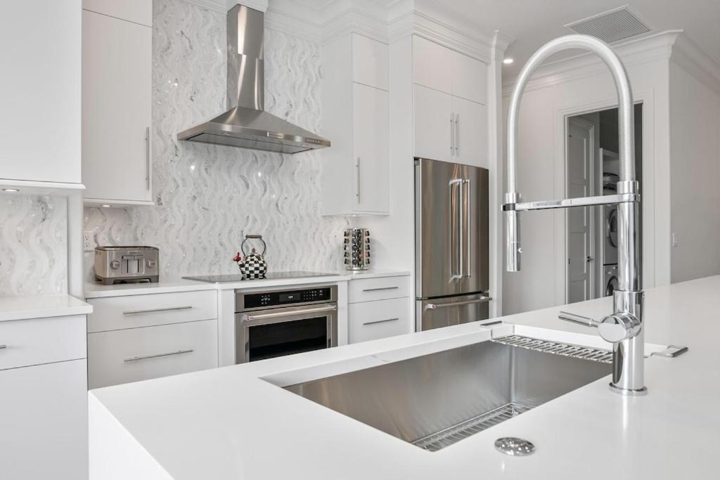  | The White House--Luxurious Lakefront Spanish Villa-4BR with pool, golf courses, 15 mins to beach